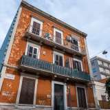 ...e infine una palazzina di inizio 900 su tre livelli. Un �piccolo mondo antico� sopravvissuto a decenni di distruzioni e di nuove edificazioni